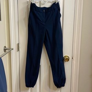 Lululemon pants. Zip front with button. 2 front pockets. 2 rear pockets. Elastic